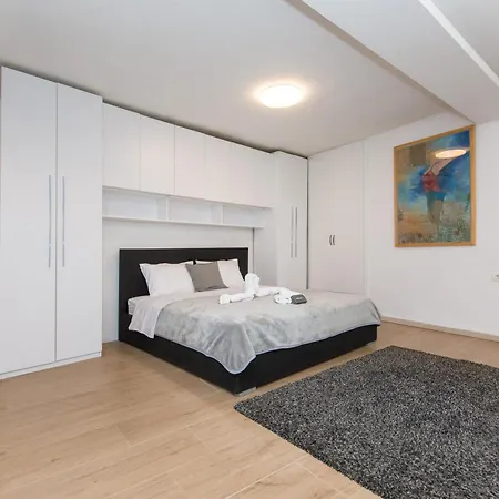 Apartment Finest Ii